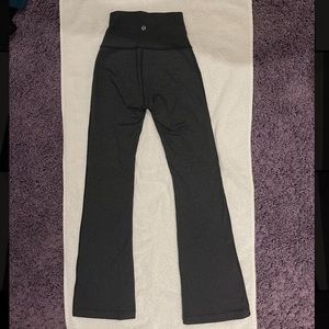 Charcoal grey Lululemon yoga pants